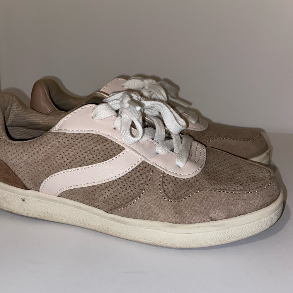 Size 6 beige with pink colorway (they are narrow)